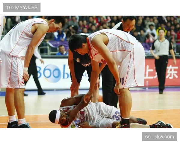 突发状况:比赛因外野有野生动物闯入而短暂中断,后由工作人员安全引导离场 突发状况:比赛因外野有野生动物闯入而短暂中断,后由工作人员安全引导离场